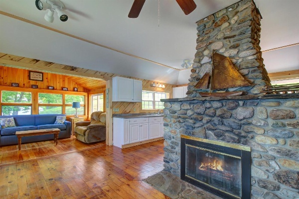 Damariscotta Lakefront Retreat image 4